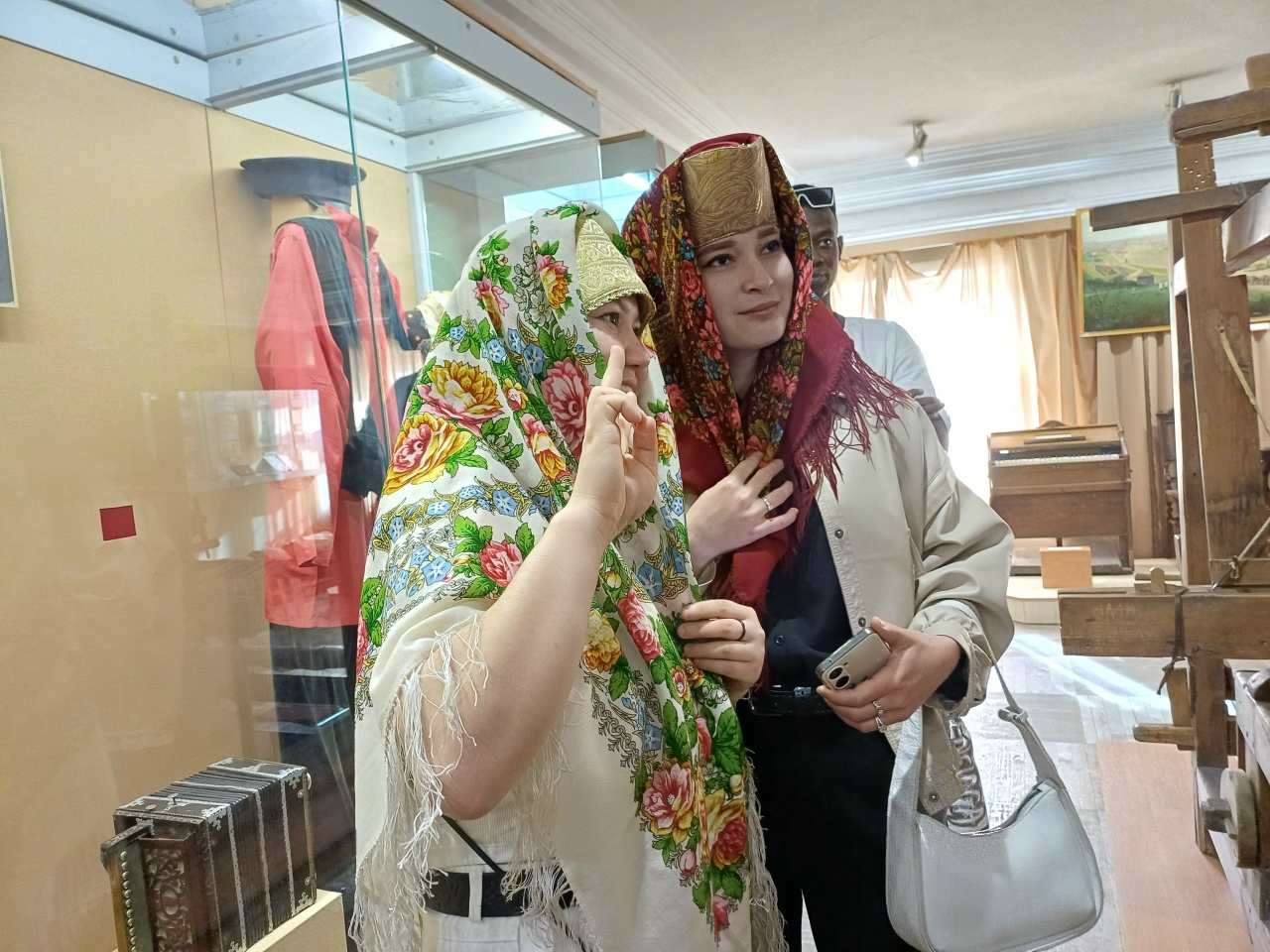 В саратовском музее иностранные студенты примерили традиционные русские головные уборы